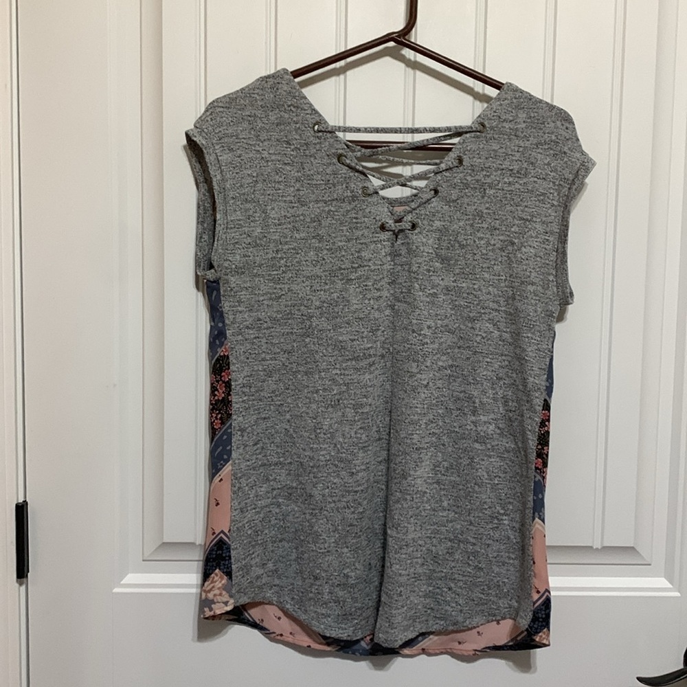 MAURICES WOMENS SHORT SLEEVE PATCHWORK TOP SHEAR FRONT CRISS CROSS BACK SMALL - Picture 4 of 5